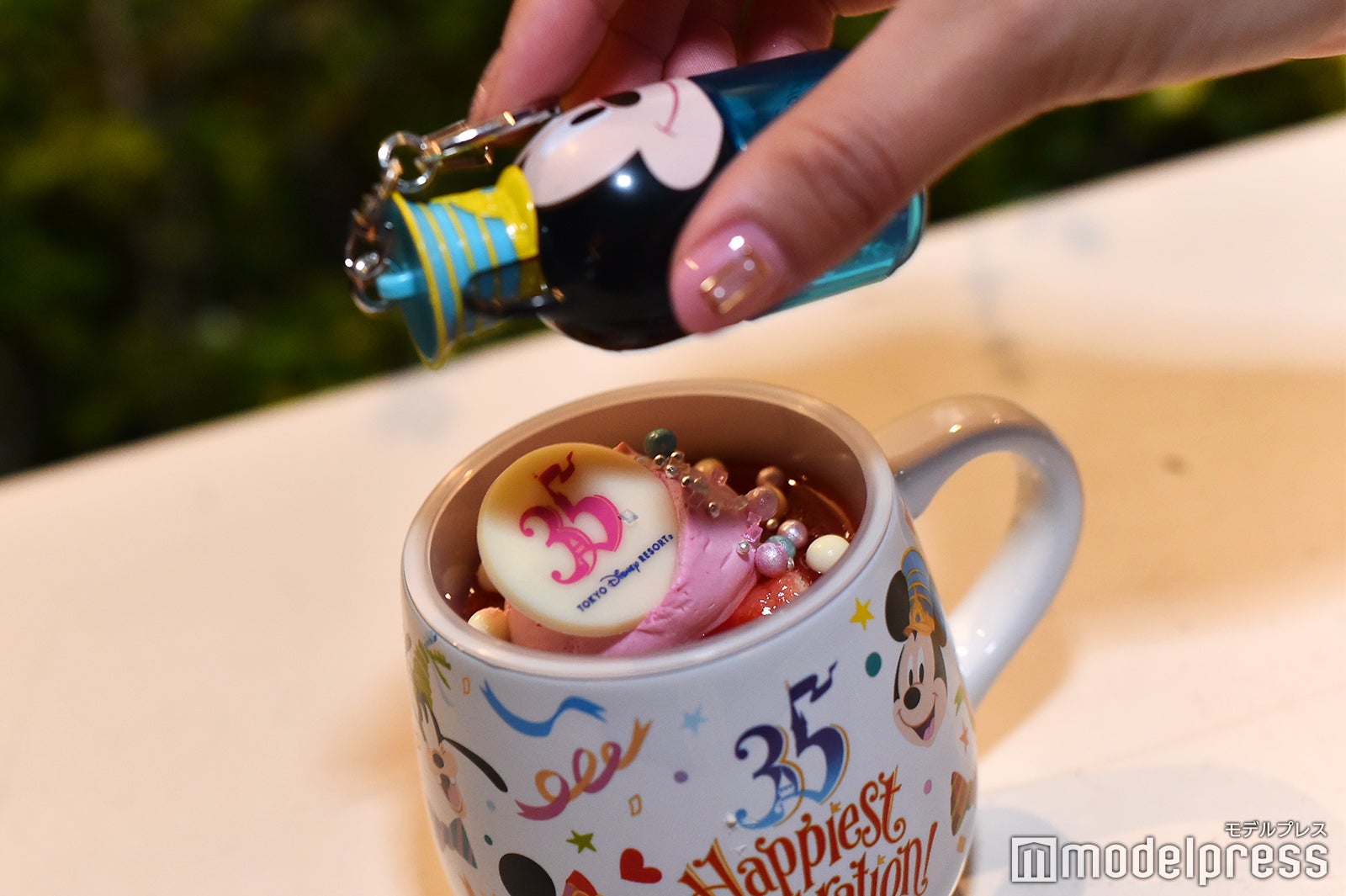 スウィーツトッピング、スーベニアケース付きはお好みのメニューと一緒に楽しむことができる （C）モデルプレス（C）Disney