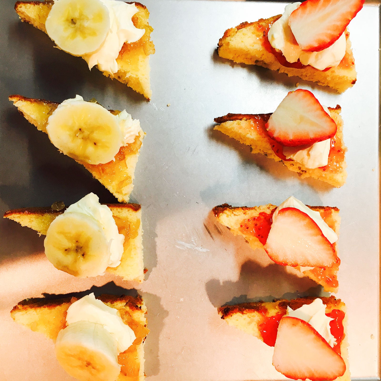 手順3：クリームチーズとフルーツをのせる／画像提供：柏原歩