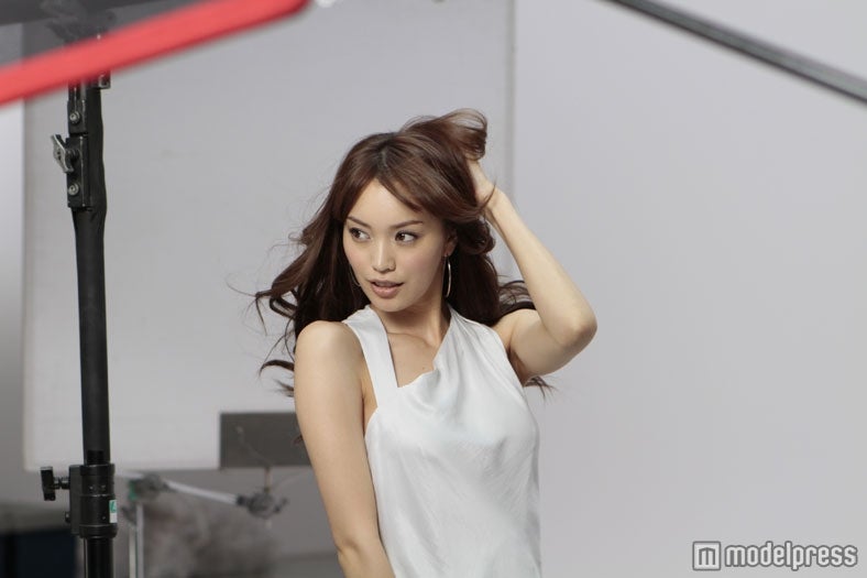 蛯原友里（CMメイキング）