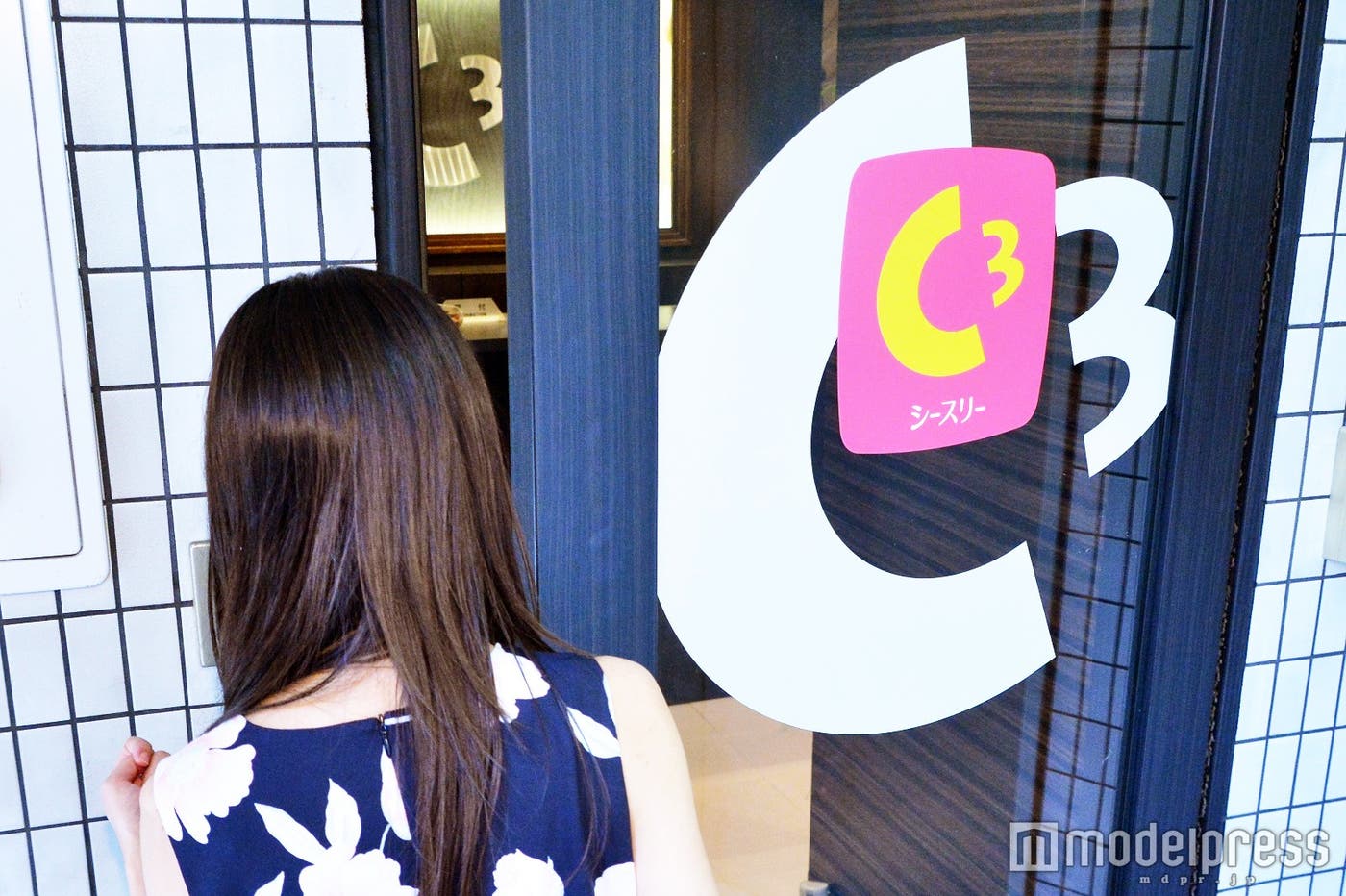 雑居ビルとは言え、とても綺麗なビルで安心(C)モデルプレス