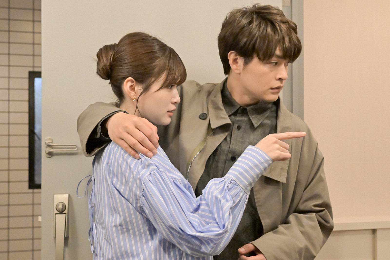 生見愛瑠、瀬戸康史「くるり～誰が私と恋をした？～」第2話より（C）TBS