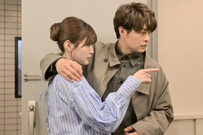 生見愛瑠、瀬戸康史「くるり~誰が私と恋をした?~」第2話より(C)TBS