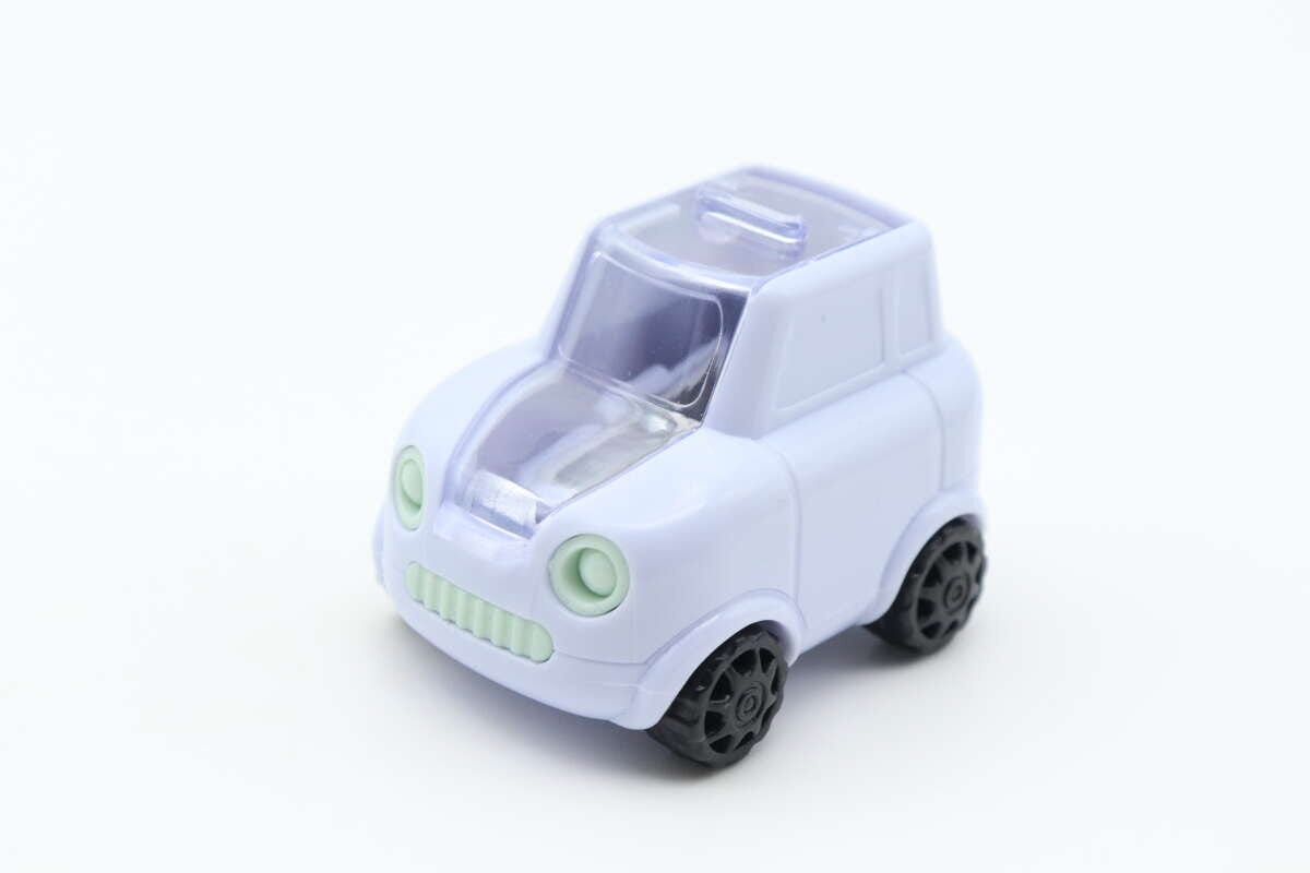 パステルパープルの車型鉛筆削りが正面から置かれている パステルパープルの車型鉛筆削りが正面から置かれている