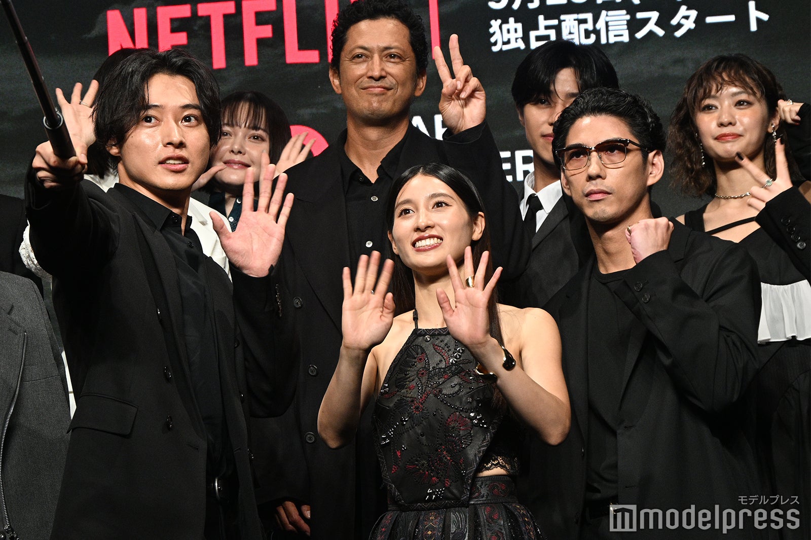 セルカ棒で自撮り動画を撮る山崎賢人、土屋太鳳、賀来賢人ら（C）モデルプレス