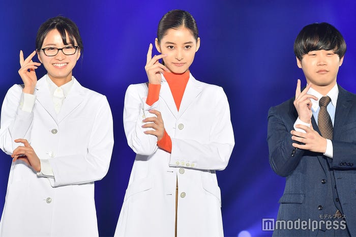 新木優子、矢本悠馬とともに「TGC しずおか2019」“トレース”コラボステージに登場した岡崎紗絵(左)