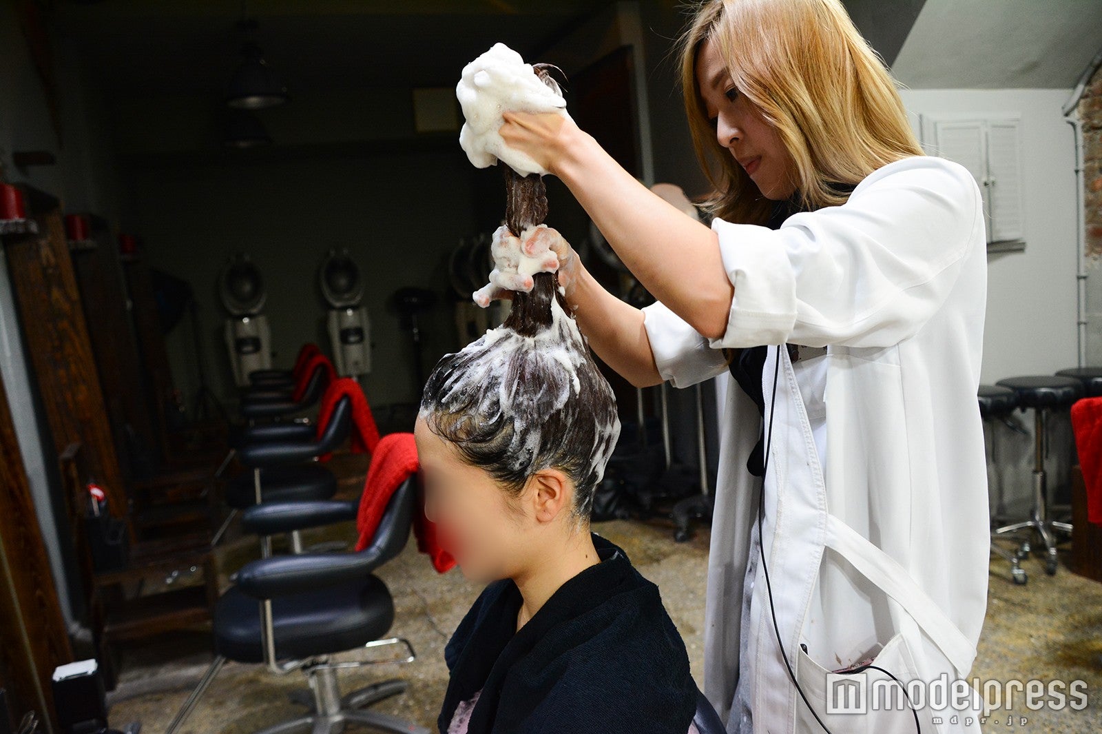 程よい力で引っ張られる（C）モデルプレス