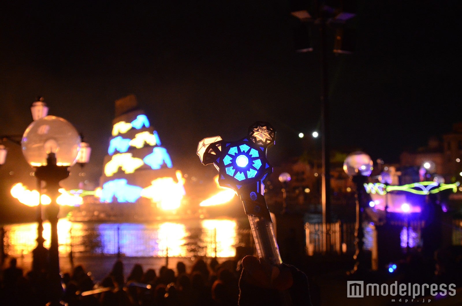 15周年グッズ“クリスタルコンパス”が連動する「ファンタズミック！」（C）モデルプレス