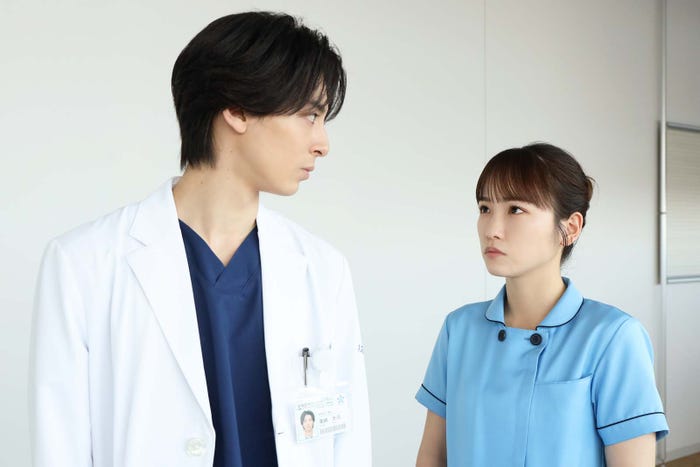 高杉真宙、川栄李奈「となりのナースエイド」第9話より(C)日本テレビ