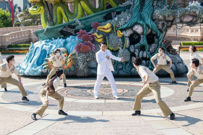 斉藤慎二(中央)(C)2021 Disney Enterprises, Inc. All Rights Reserved.