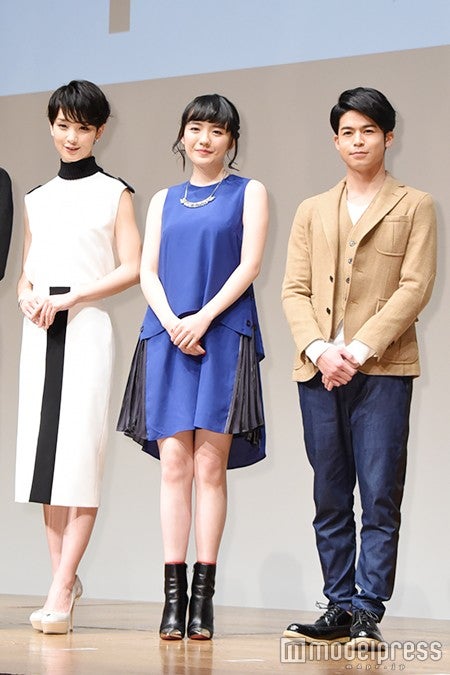 左から：剛力彩芽、小島藤子、菅谷哲也（C）モデルプレス