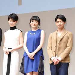 左から：剛力彩芽、小島藤子、菅谷哲也（C）モデルプレス