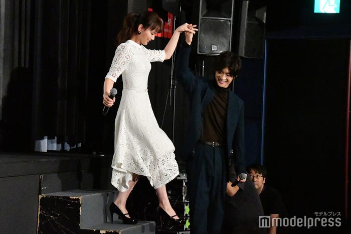 多部未華子をエスコートする三浦春馬 (C)モデルプレス