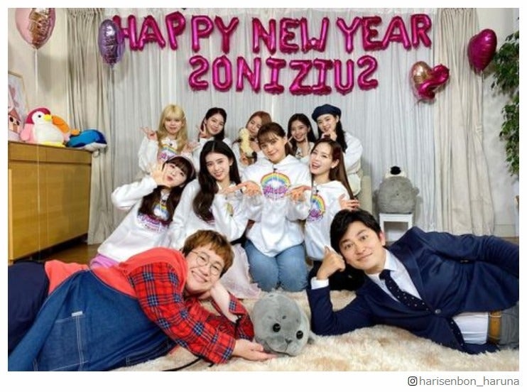 “寮母”近藤春菜、NiziUとのオフショット公開「素敵」「最高」の声