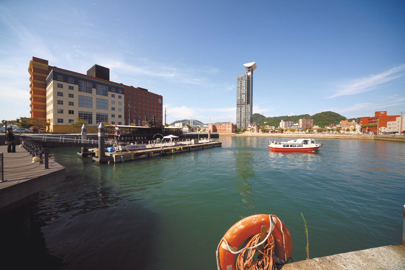 港のすぐ側に佇む「プレミアホテル門司港（C）モデルプレス