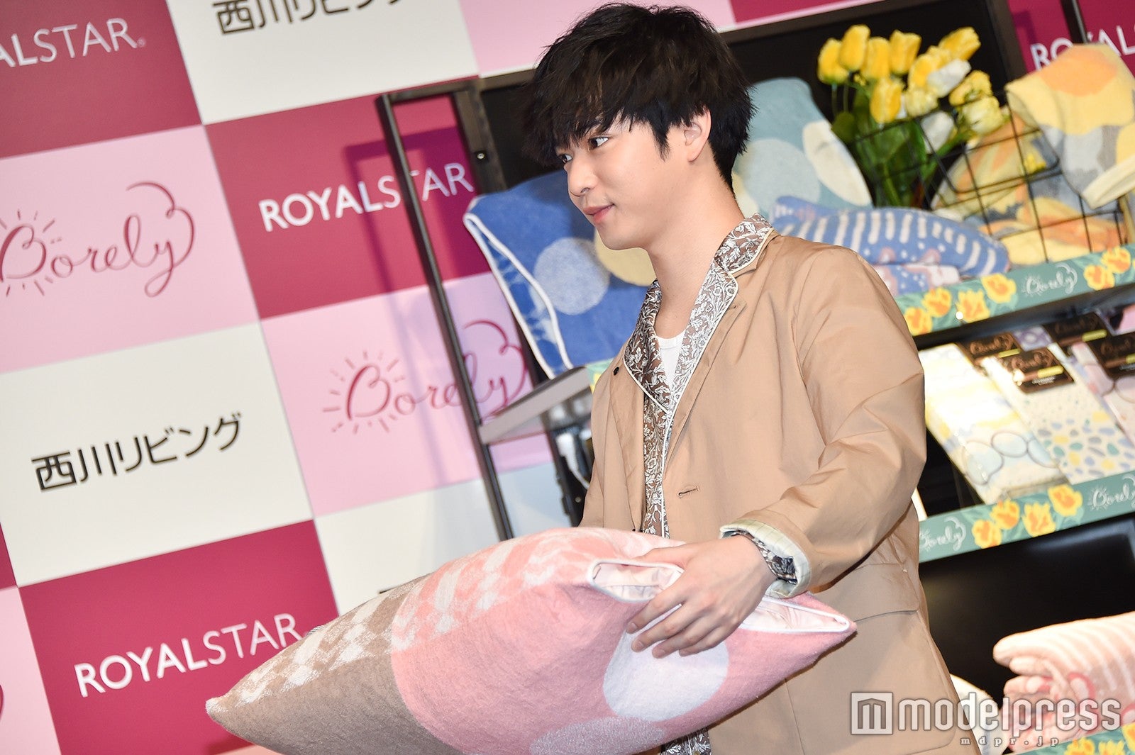 枕を持つ姿も可愛い千葉雄大 （C）モデルプレス