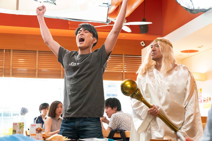 間宮祥太朗、松本人志/新CMメイキングカットより(提供写真)