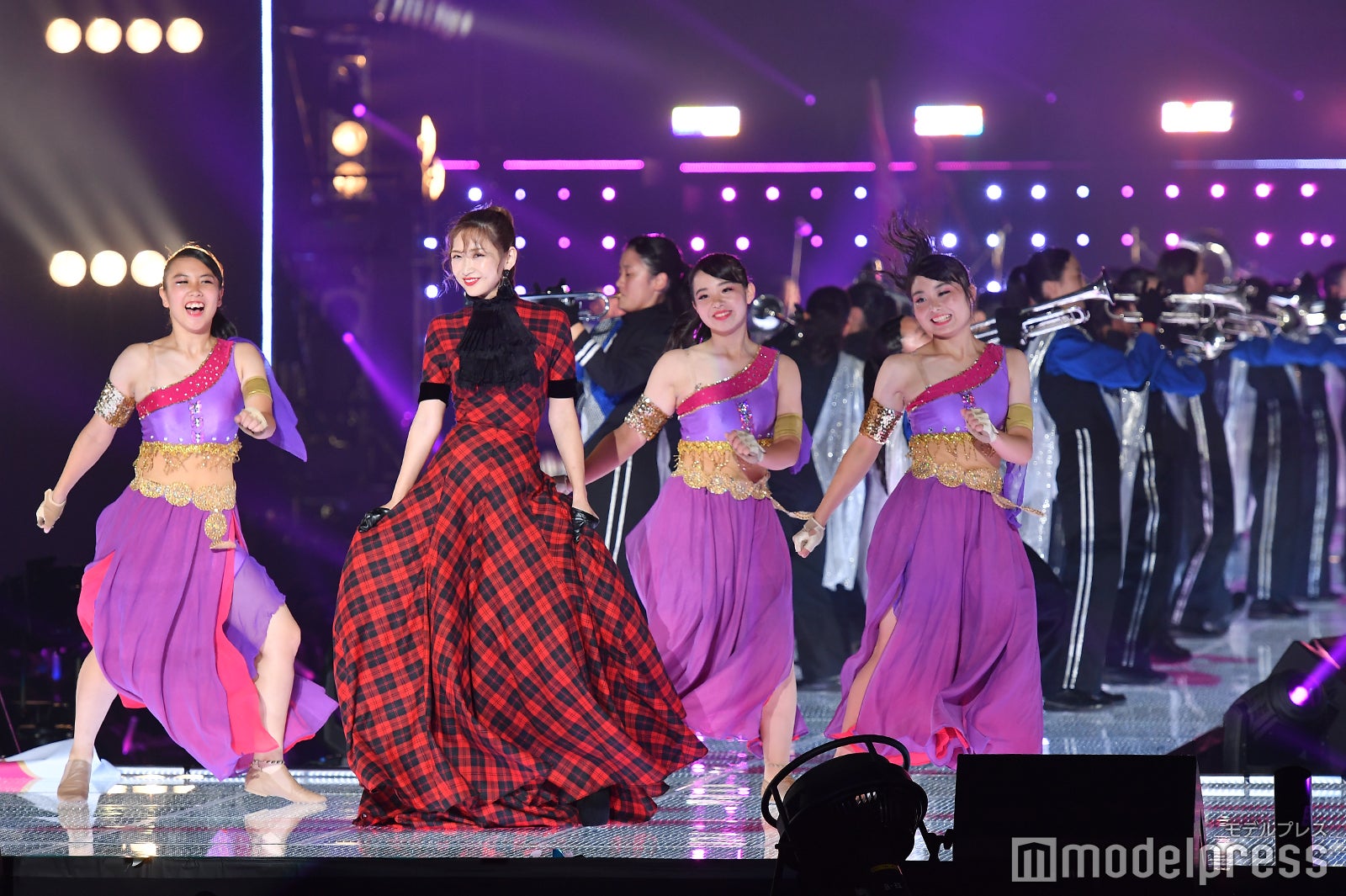 よよかの演奏に合わせて登場した紗栄子とマーチングバンド （C）モデルプレス