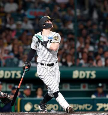 阪神・佐藤輝3冠王！史上9人目、バース以来球団40年ぶり快挙 「本当に成長できたと思う。積み重ねてこれたので誇りに思います」
