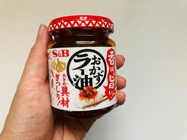 セブンイレブン　海鮮塩あんかけやきそば　実食レビュー　味変　食べるラー油