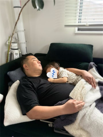 「パパに抱かれて30秒…」堤下敦、1歳息子と気持ちよさそうに眠るお昼寝ショット公開