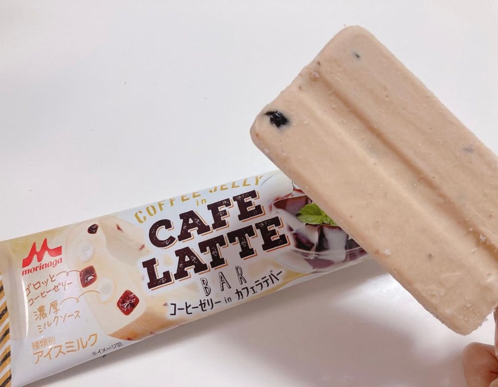 コーヒーゼリーインカフェラテバーのパッケージと中身の写真