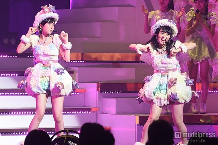(右)向井地美音、左はNMB48須藤凜々花(C)モデルプレス