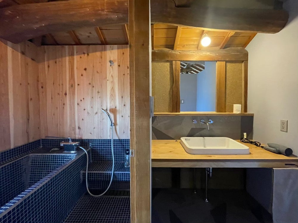 足るを知る木洩れ日る／画像提供：studioKANRO