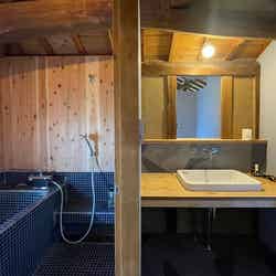 足るを知る木洩れ日る/画像提供:studioKANRO