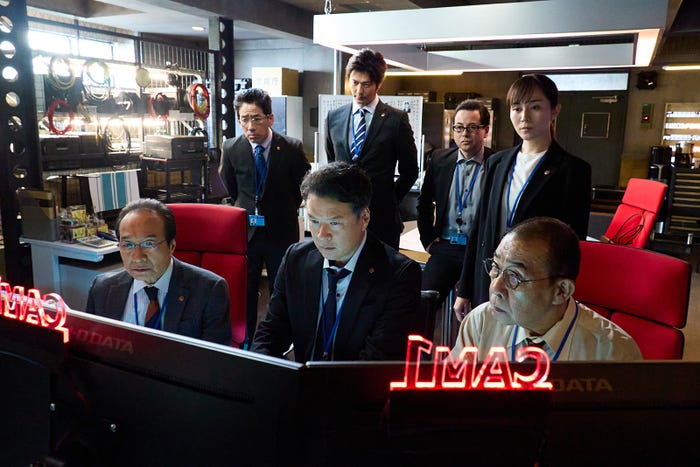 (後列左から)野間口徹、速水もこみち、鈴木浩介、比嘉愛未、でんでん、田中哲司、小日向文世「緊急取調室」(C)テレビ朝日