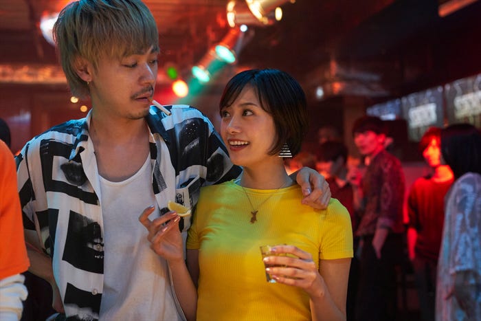 (左から)成田凌、吉田志織/映画「チワワちゃん」より(C)2019『チワワちゃん』製作委員会