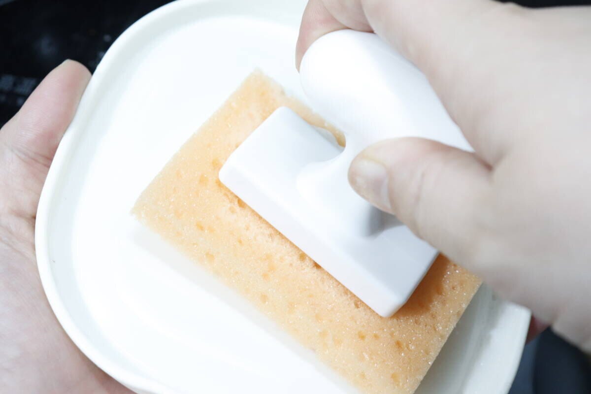 キッチンスポンジ用ハンドル　食器洗浄に使用