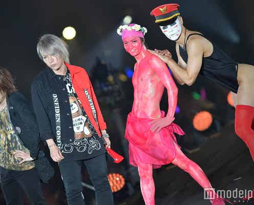 樽美酒研二、ヒップ丸出しで土屋アンナ“完コピ”?ゴールデンボンバー、ファッションショーで度肝抜くパフォーマンス<TGC北九州2017>