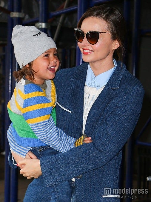 ミランダ・カーとフリンくん。FameFlynet Pictures / Zeta Image