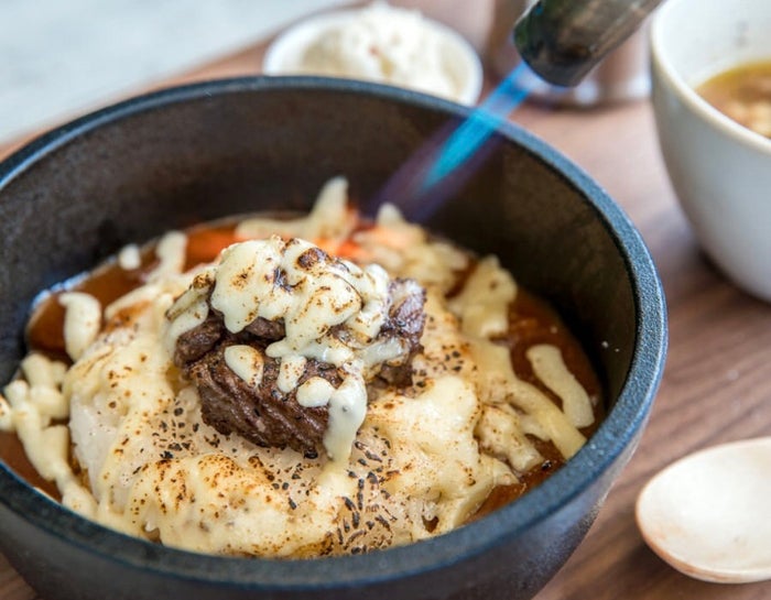 常陸牛ステーキの焦がしチーズカレー／画像提供：横浜赤レンガ