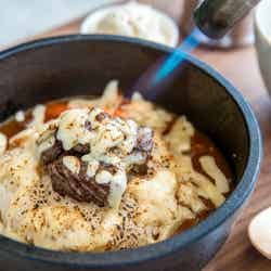 常陸牛ステーキの焦がしチーズカレー/画像提供:横浜赤レンガ