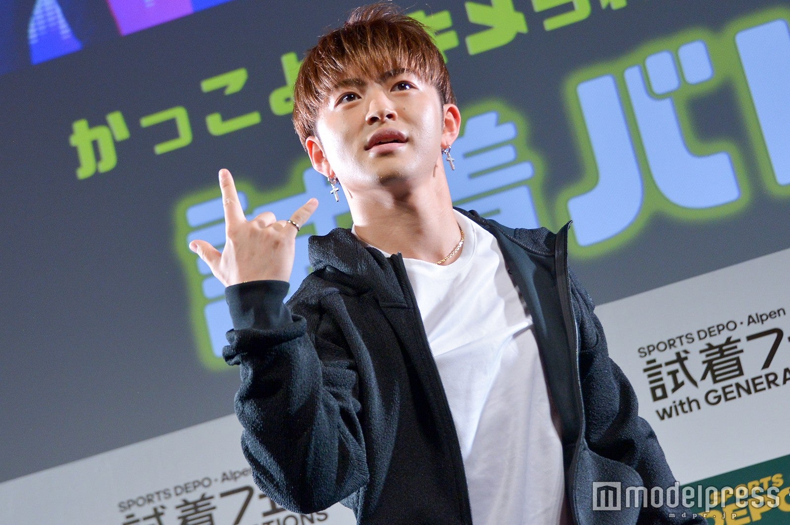 ピラミッドの頂上でポーズを決める佐野玲於 （C）モデルプレス