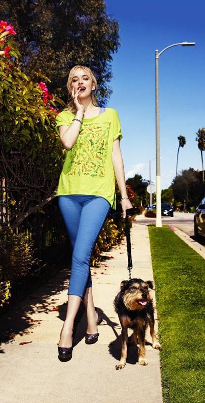 ダコタ・ジョンソン（c）／（r）／（tm）  The Andy Warhol Foundation for the Visual Arts, Inc．／Dakota’s eyewear provided by Oliver Peoples