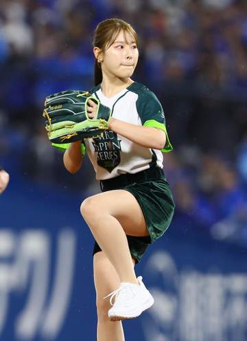 女子ゴルフ人気選手・吉田鈴がまさかの大暴投 日本S始球式に登場、捕手横っ跳びも捕れず 球場どよめき それでも姉優利が米ツアー初優勝の日に笑顔満開投球