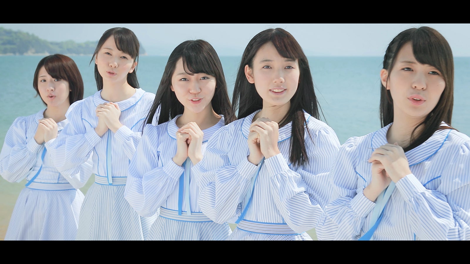 三島遙香・尾崎舞美 ・土路生優里・門田桃奈・谷口茉妃菜／岡山県黒島ヴィーナスロード （C）AKS