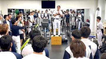 「私が校長先生です」試合前ミーティングで箱の上に立つヤクルト・池山監督 “ブンブン丸”旋風支える節目での大爆笑