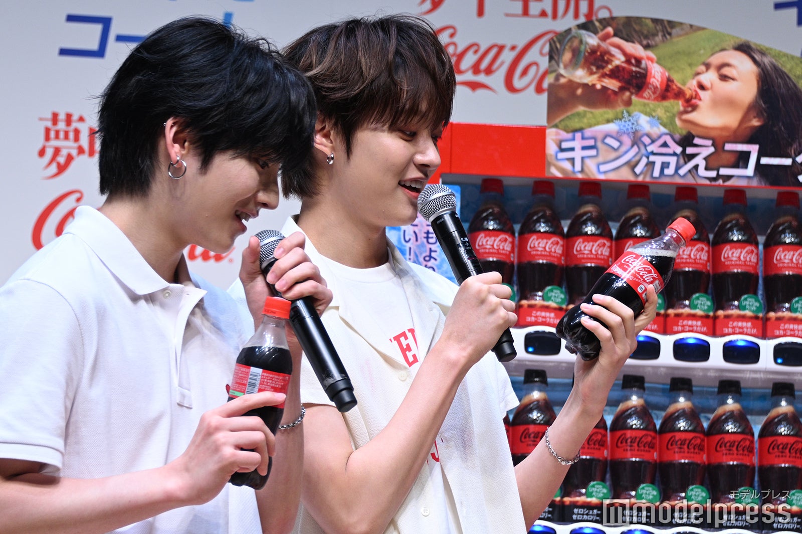 冷たさに驚くEJ（C）モデルプレス