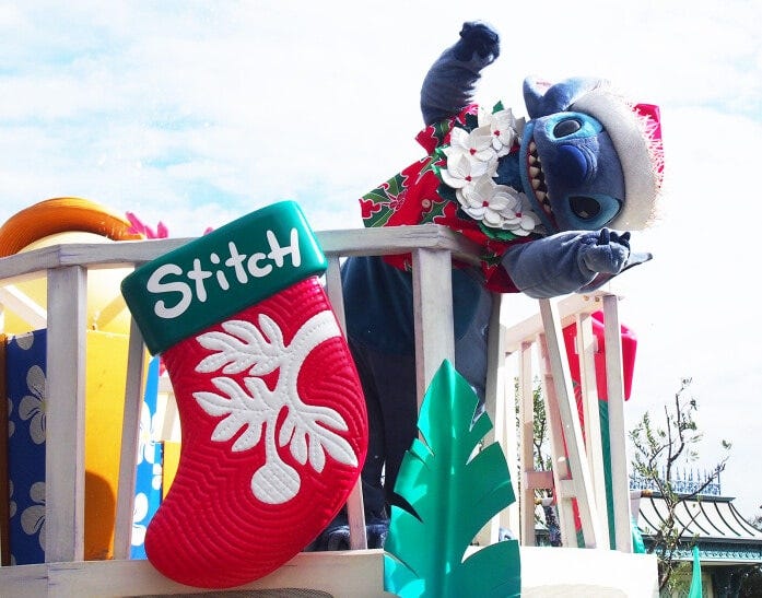 続いて、スティッチと仲間たちの“常夏のクリスマス”フロートです。スティッチがこっちに向かってポーズをしてくれました
