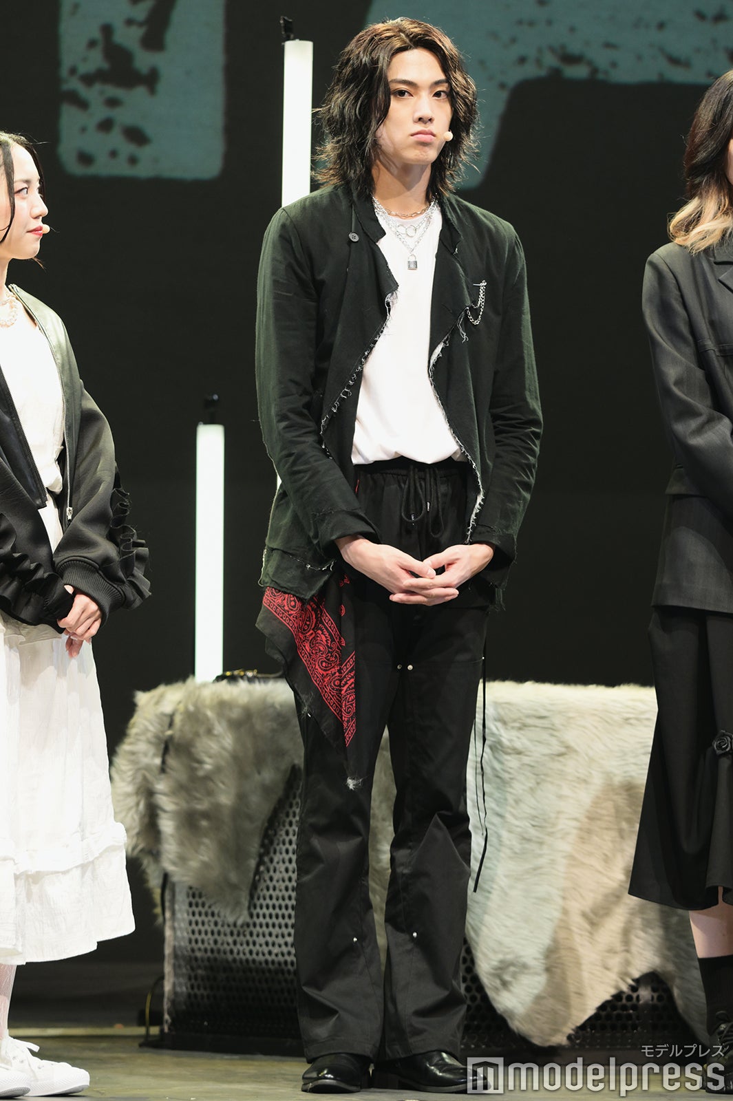 衣装を着こなす佐藤龍我（C）モデルプレス