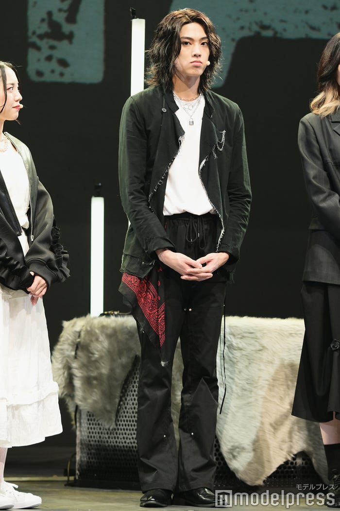 衣装を着こなす佐藤龍我(C)モデルプレス