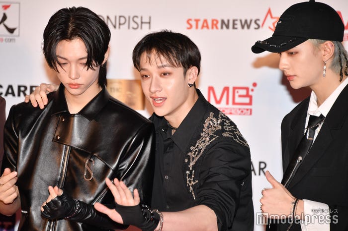 ポーズを変えるバンチャンとそれを確認するフィリックス、ヒョンジン (C)モデルプレス