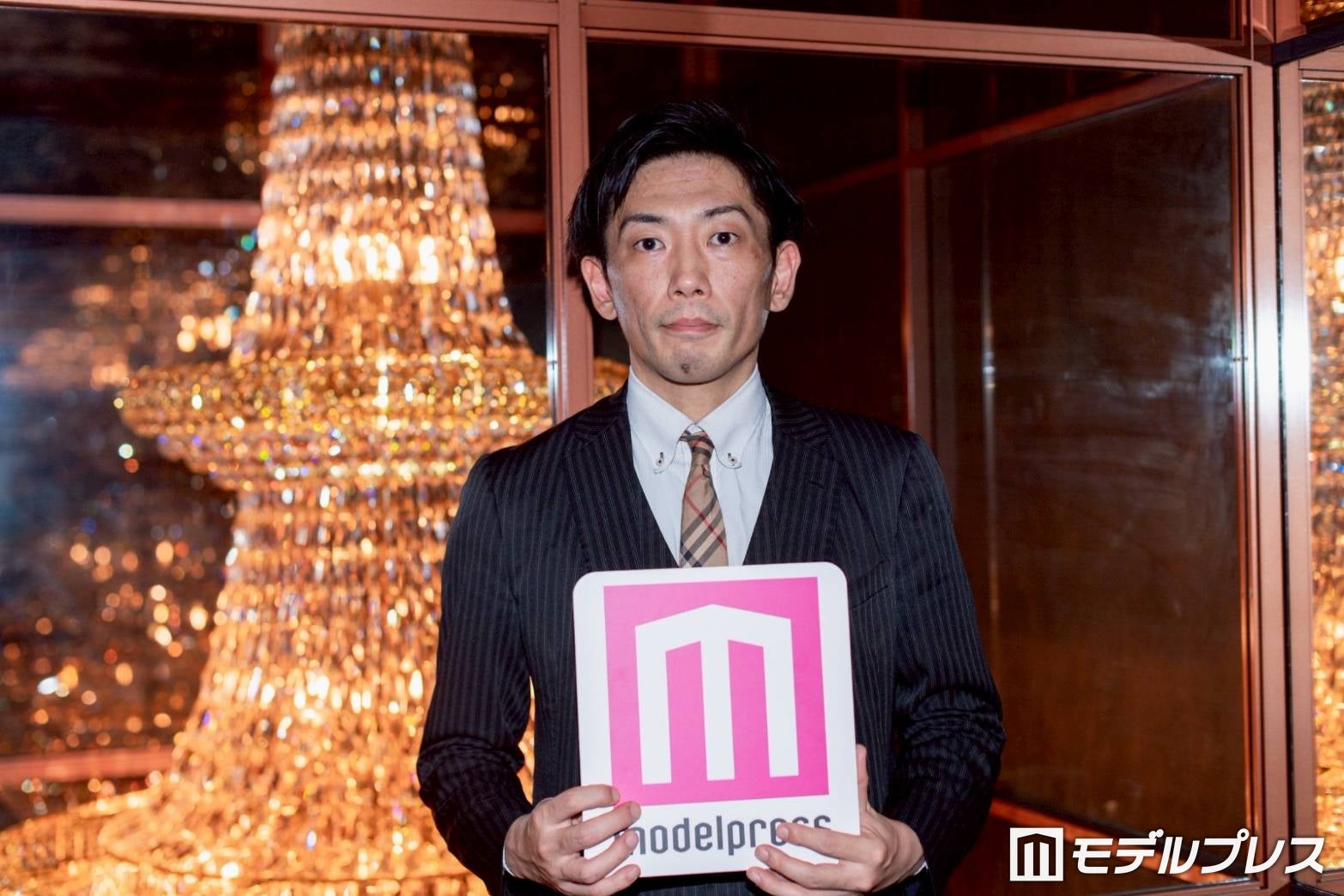 黒服（C）モデルプレス