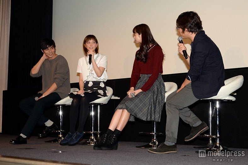 （左より）東出昌大、本田翼、新川優愛、三木孝浩監督