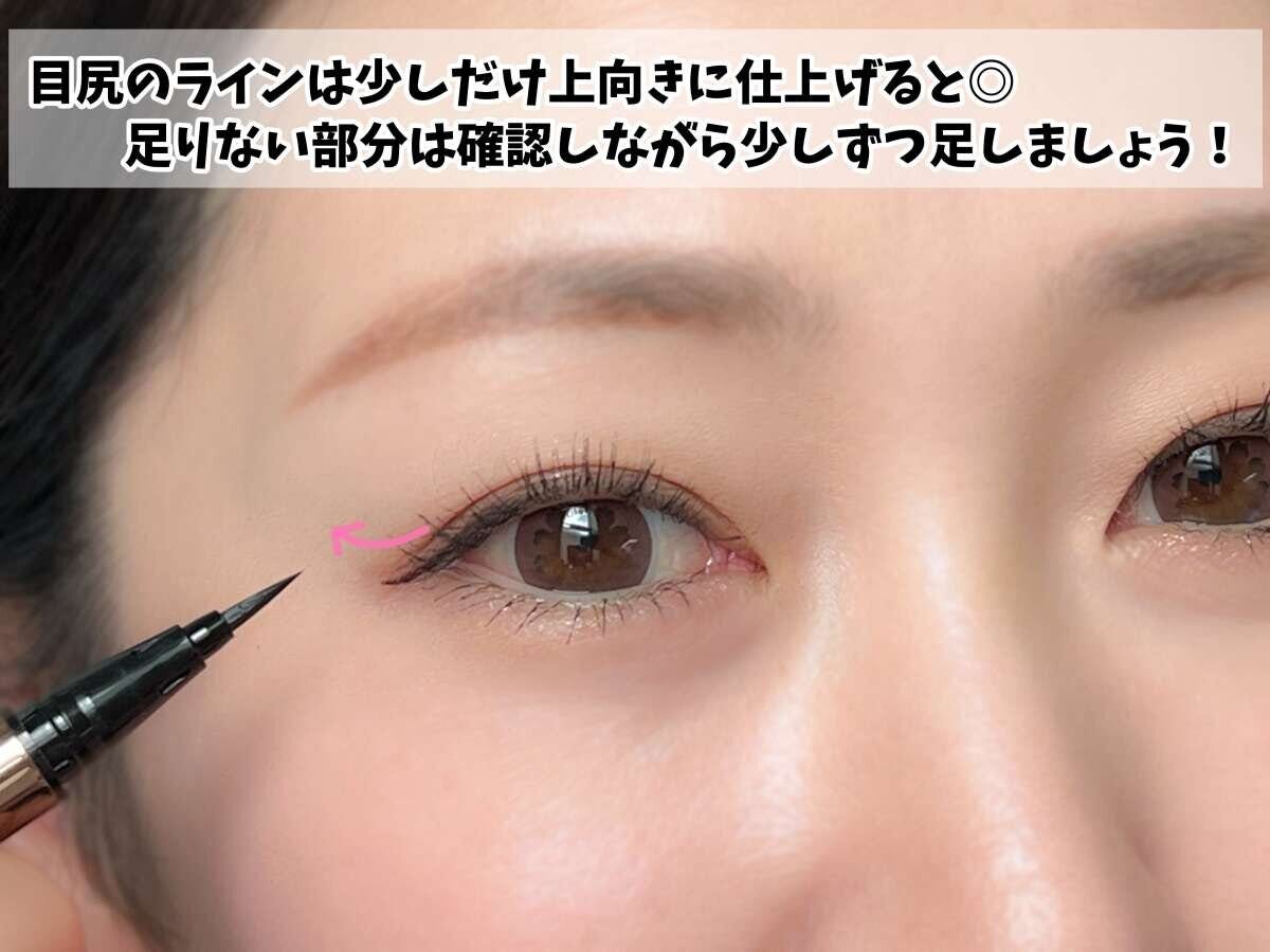 下がり目の女性がアイライナーで目尻を水平に引き足している様子