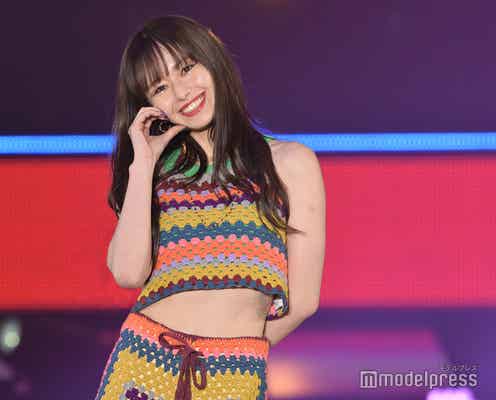 山本舞香、ほっそりウエストに釘付け とびきり笑顔&ハートにキュン<GirlsAward 2023 S/S>