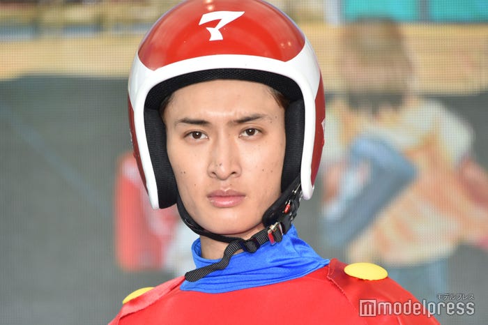 ドッキリを知らずカメラ目線を送る余裕があったマッサマン(向井康二)(C)モデルプレス